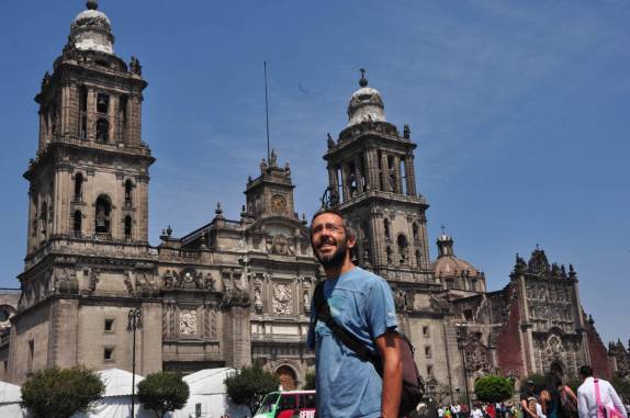 Passadem pela Zócalo, a praça central da cidade, com a Catedral ao fundo (Cidade do México, capital do país)